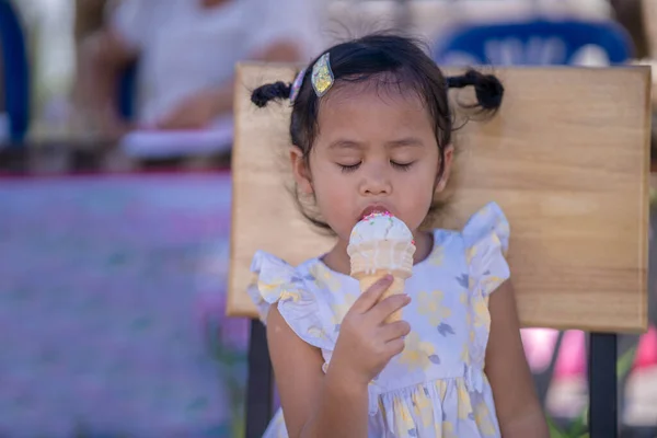 Urocza Dziewczynka Tajlandii Jedząca Lody Słoneczny Dzień — Zdjęcie stockowe