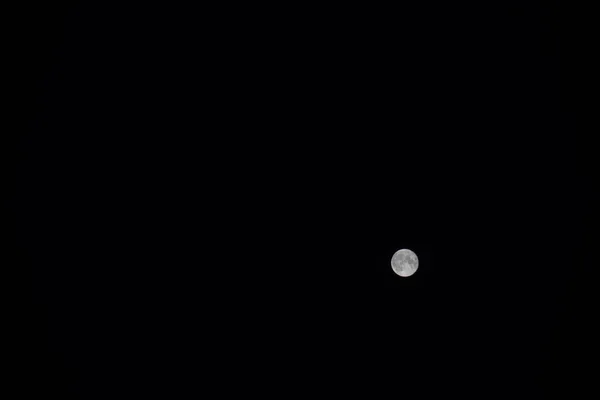 Ένα Πλάνο Του Σκοτεινού Ουρανού Φεγγάρι Στη Γωνία — Φωτογραφία Αρχείου
