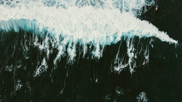 Dramatik Okyanus Dalgaları Üzerinde Seyreden Teknelerin Havadan Görüntüsü — Stok fotoğraf