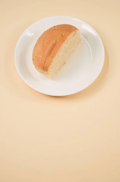 Een Verticaal Shot Van Half Brood Een Koraal Achtergrond — Stockfoto