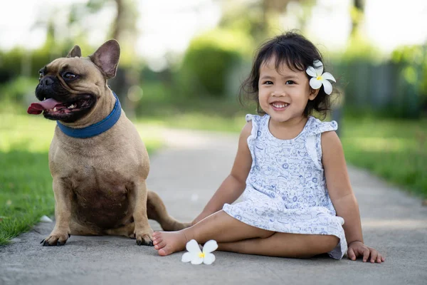 Een Kleine Aziatische Vrouw Kind Poseren Met Haar Schattige Franse — Stockfoto