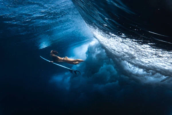 Egy Női Szörfös Búvárkodik Nagy Hullám Alatt — Stock Fotó