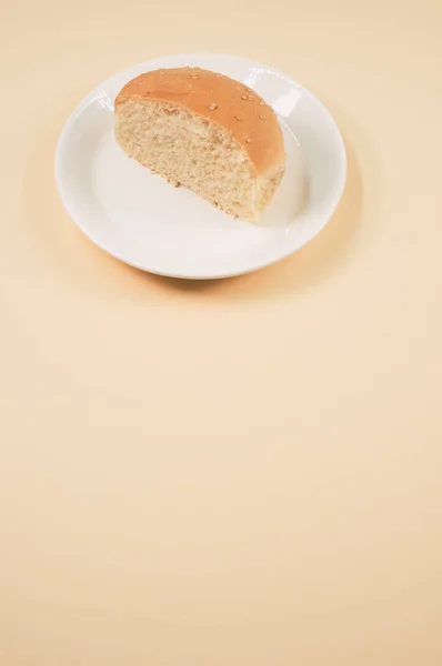 Mercan Zemin Üzerinde Yarım Ekmekle Dikey Çekim — Stok fotoğraf