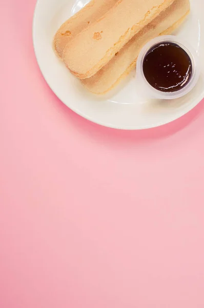 Вертикальний Знімок Тарілки Печива Варення Рожевій Поверхні — стокове фото