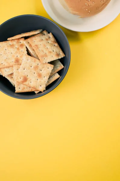 Вертикальний Знімок Смачної Булочки Хлібних Чіпсів Жовтому Тлі — стокове фото