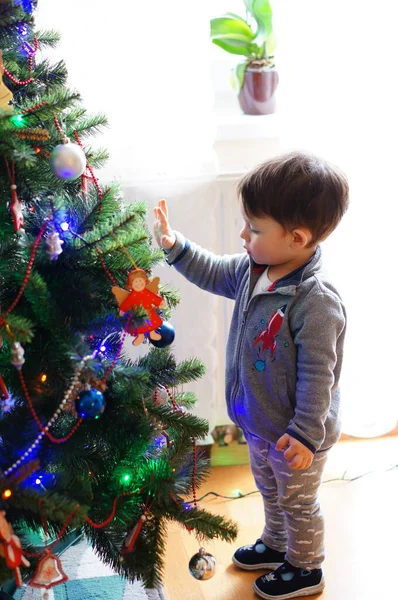 Poznan Pologne Déc 2015 Jeune Garçon Debout Près Arbre Noël — Photo