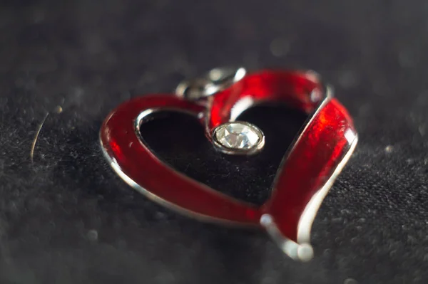 Primo Piano Ciondolo Cuore Rosso Con Una Pietra Diamante — Foto Stock