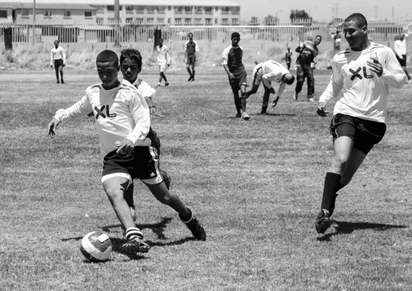 南アフリカのケープタウン 2021年1月5日 南アフリカのケープタウンの学校でサッカーをしている若い選手のグレースケール — ストック写真