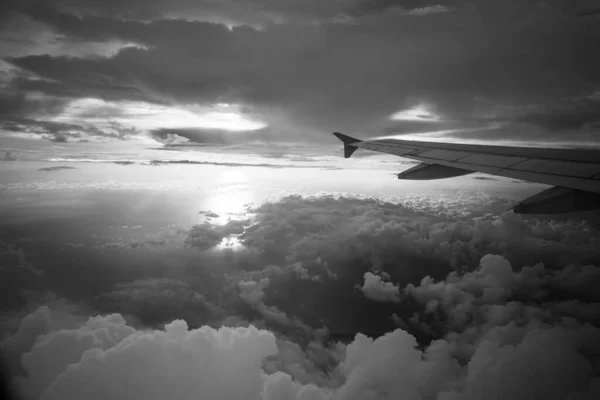 구름높은 비행하는 항공기의 날개를 — 스톡 사진