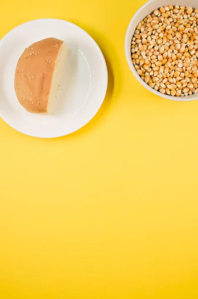Pionowe Ujęcie Kukurydzy Pół Chleba Żółtym Tle — Zdjęcie stockowe