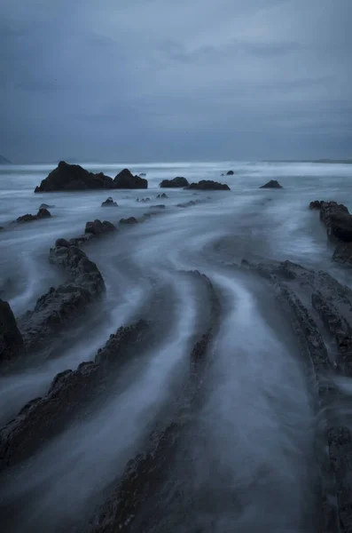 Вертикальный Снимок Великолепных Скал Океане Сделанный Туманный Вечер — стоковое фото