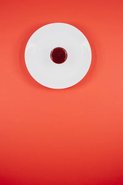 อตแนวต งของชามแยมบนจานบนพ แดง — ภาพถ่ายสต็อก