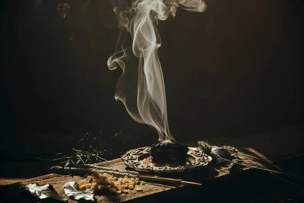 Kohleverbrennung Mit Weihrauch Weihrauchharz Rosmarin — Stockfoto