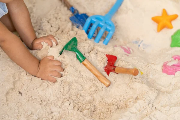 Вид Сверху Ребенка Играющего Пляжными Игрушками Песке — стоковое фото