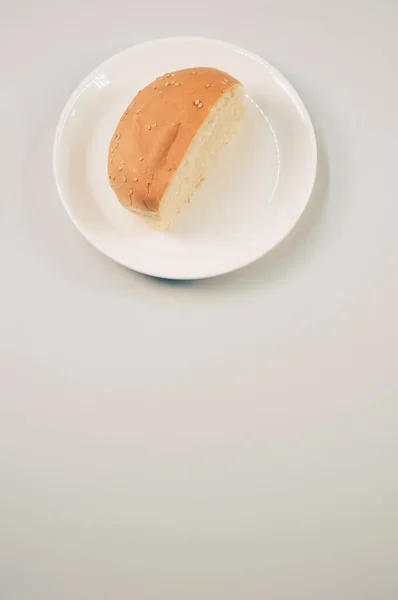 งแนวต งของขนมป งคร งบนพ นหล Whi — ภาพถ่ายสต็อก