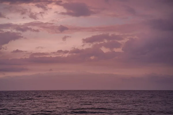 Een Prachtige Roze Zonsondergang Boven Een Zee — Stockfoto