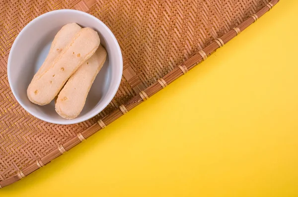 Tiro Ángulo Alto Tazón Galletas Sobre Una Tela Tejida Sobre —  Fotos de Stock