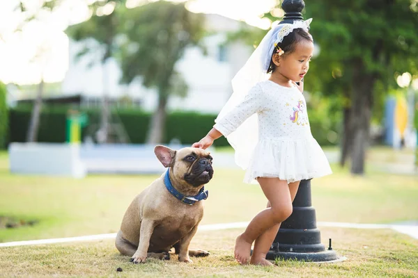 Uma Linda Menina Tailandesa Vestido Branco Brincando Com Seu Adorável — Fotografia de Stock