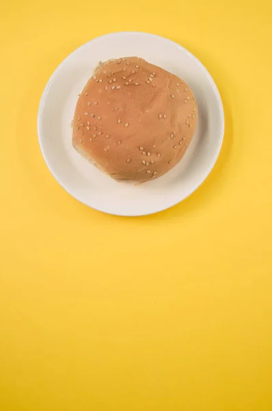 Vertikální Záběr Chutné Housky Žlutém Pozadí — Stock fotografie