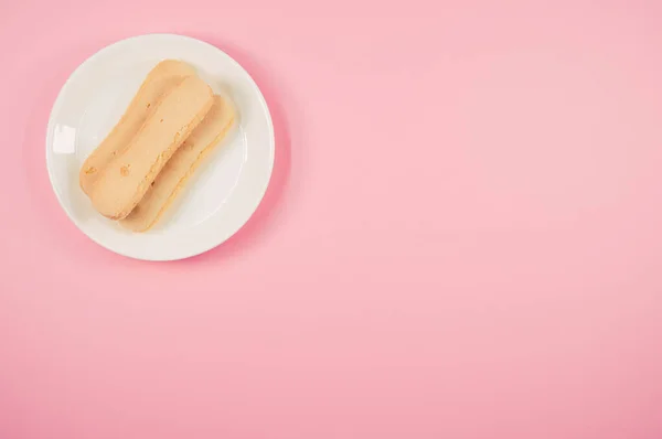 Висококутний Знімок Тарілки Печива Рожевій Поверхні — стокове фото