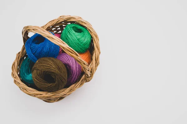 Een Close Shot Van Gekleurde Katoenen Draden Een Mand Een — Stockfoto