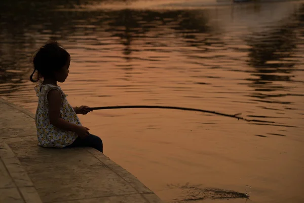 Маленькая Тайская Девочка Сидящая Деревянной Палкой Играющая Пруда Закате — стоковое фото