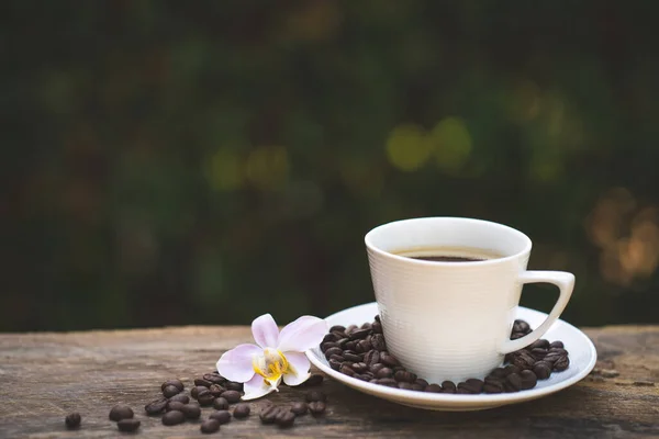Чашка Кофе Бобами Деревянной Поверхности — стоковое фото