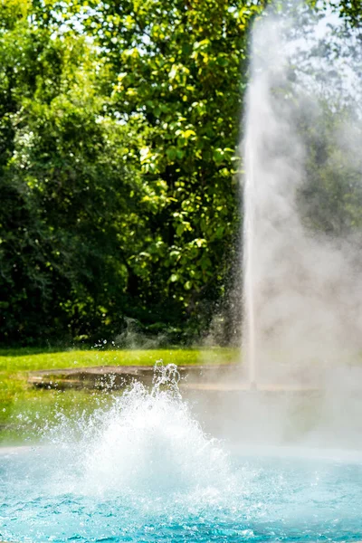 Vertikální Záběr Vodních Fontán Slunečném Parku — Stock fotografie
