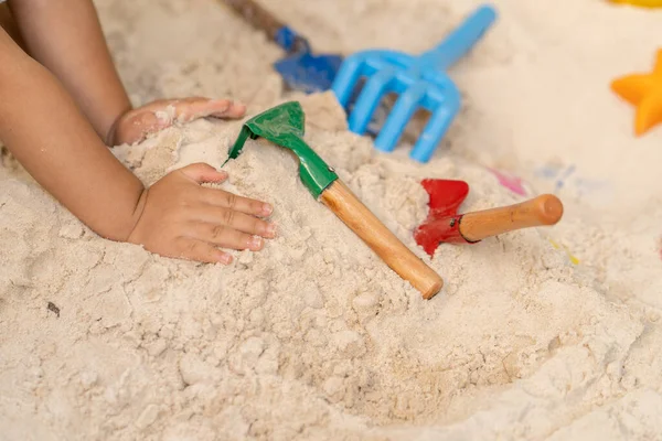 Вид Сверху Ребенка Играющего Пляжными Игрушками Песке — стоковое фото