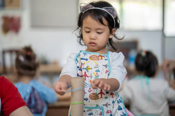 一个可爱的泰国小女孩在幼儿园玩耍 — 图库照片