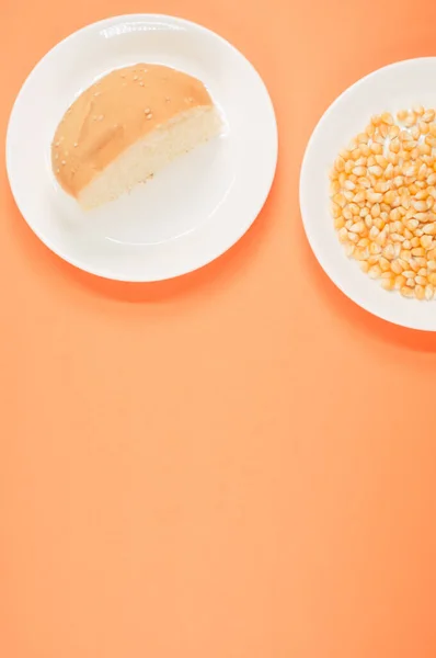 Tiro Vertical Maíz Medio Pan Sobre Fondo Naranja — Foto de Stock