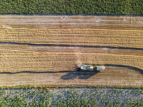 Una Vista Superior Las Tierras Agrícolas Las Máquinas Agrícolas — Foto de Stock