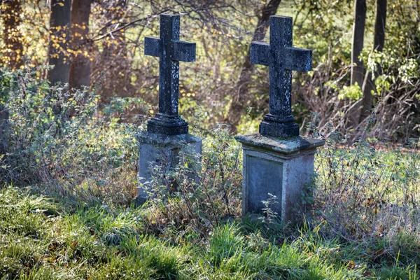 Dva Náhrobky Křesťanskými Kříži Hřbitově — Stock fotografie