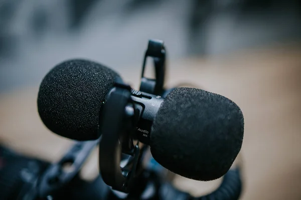 Sarajevo Bosnia Herzegovina Jul 2021 Closeup Camera Shotgun Microphone Table — Stock Photo, Image