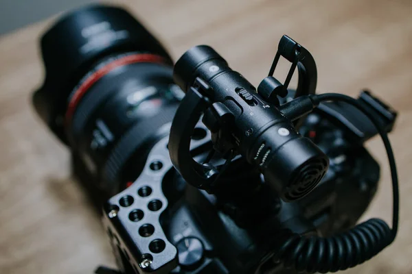 Sarajevo Bosnia Herzegovina Jul 2021 Closeup Camera Shotgun Microphone Table — Stock Photo, Image