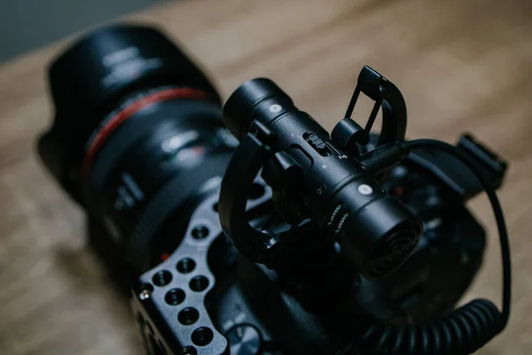 Sarajevo Bosnia Herzegovina Jul 2021 Closeup Camera Shotgun Microphone Table — Stock Photo, Image