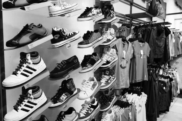南アフリカのヨハネスブルグ 2021年1月6日 南アフリカのヨハネスブルグにある店舗で展示されている靴のグレースケールショット — ストック写真