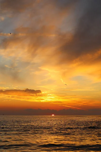 Ein Schöner Sonnenuntergang Über Dem Meer — Stockfoto