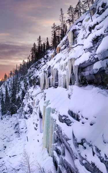 Δέντρα Και Τεράστιοι Πάγοι Κρέμονται Από Βράχους Στο Γραφικό Ηλιοβασίλεμα — Φωτογραφία Αρχείου