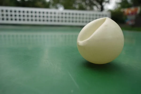 Närbild Mosad Ping Pong Boll Det Gröna Bordet Utomhus — Stockfoto