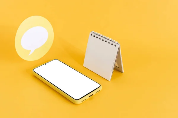 Blank Calendar Speech Bubble Smartphone Yellow Background Schedule Planning — Stock Photo, Image