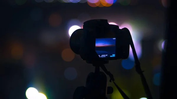 Bokeh Light Arka Planda Gün Batımını Kaydeden Bir Kamera — Stok fotoğraf