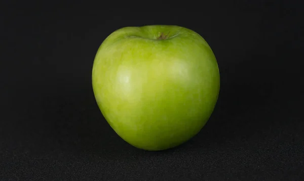 Zielone Jabłko Odizolowane Czarnym Tle Wolnym Miejscem Dla Texu — Zdjęcie stockowe