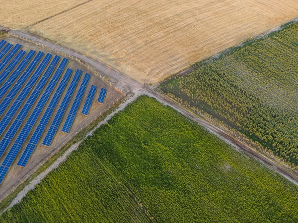Eine Luftaufnahme Von Landwirtschaftlichen Flächen Und Sonnenkollektoren — Stockfoto