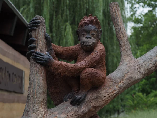 ミズーリ州カンザスシティの動物園の木の猿像 — ストック写真