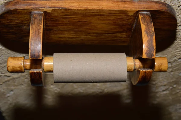 Pusta Rolka Papieru Toaletowego Drewnianym Wieszaku — Zdjęcie stockowe