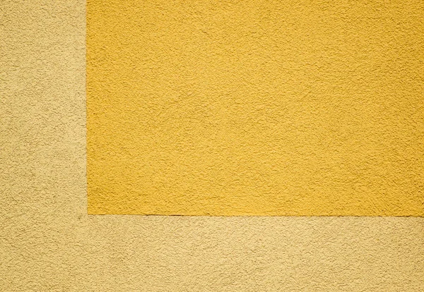 Piękna Ziarnista Żółta Ściana Pomarańczowym Prostokątem Prawym Górnym Rogu — Zdjęcie stockowe