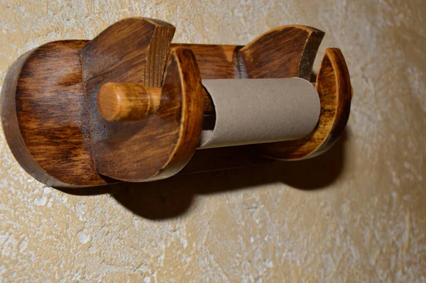 Een Lege Toiletrol Een Houten Hanger — Stockfoto