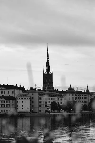 Vue Verticale Une Vue Spectaculaire Riddarholmskyrkan Stockholm Couleurs Noir Blanc — Photo