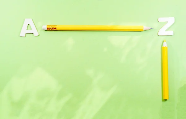 Zielona Faktura Tła Ołówkami Literami — Zdjęcie stockowe